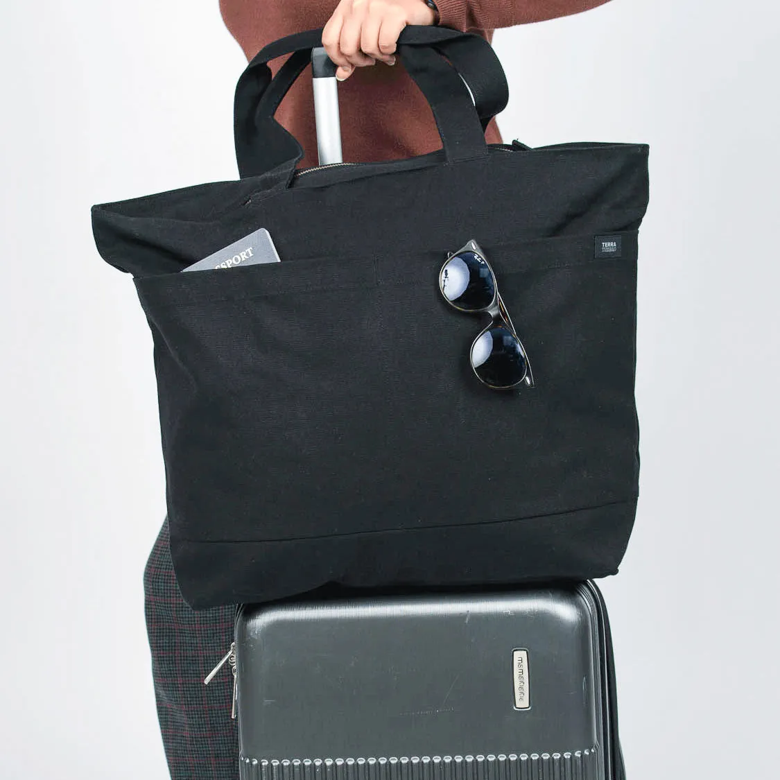 Tote bags with trolley sleeve